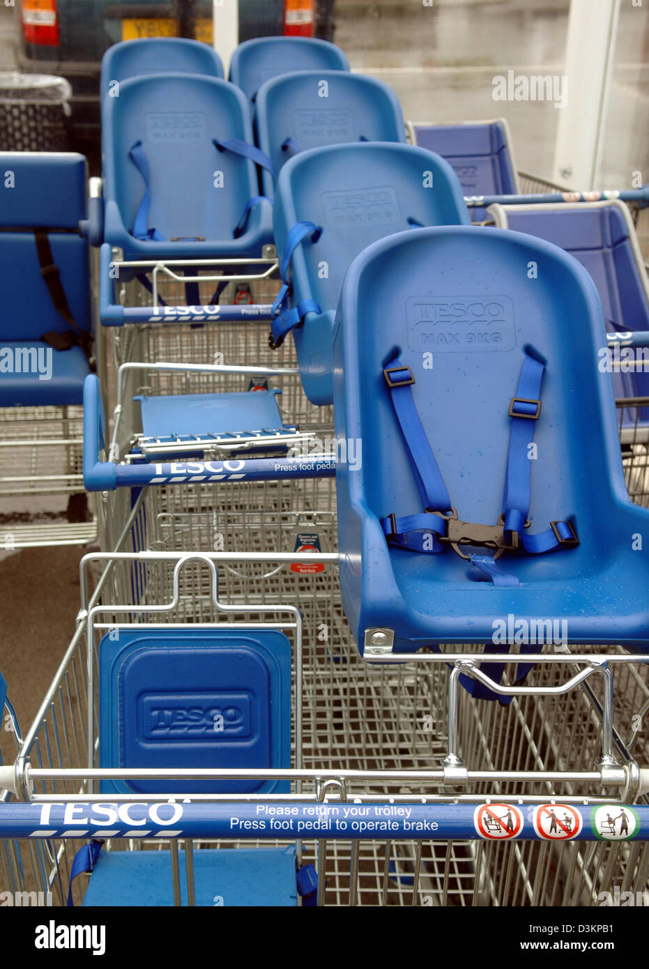 (dpa) The picture shows blue supermarket trolleys in St. Yves