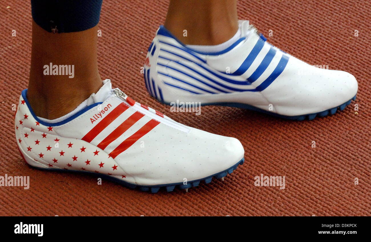dpa) -US Allyson Felix wears shoes in the colours of the US flag during the  200m heats at the 10th IAAF Athletics World Championships in Helsinki,  Finland, Wednesday 10 August 2005. Photo: