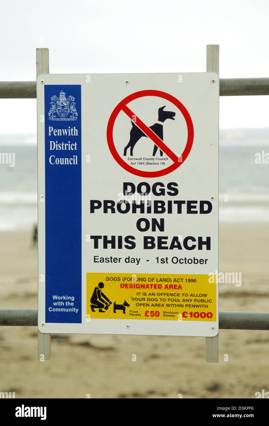 (dpa file) - The picture shows a prohibition sign for dogs on the beach ...