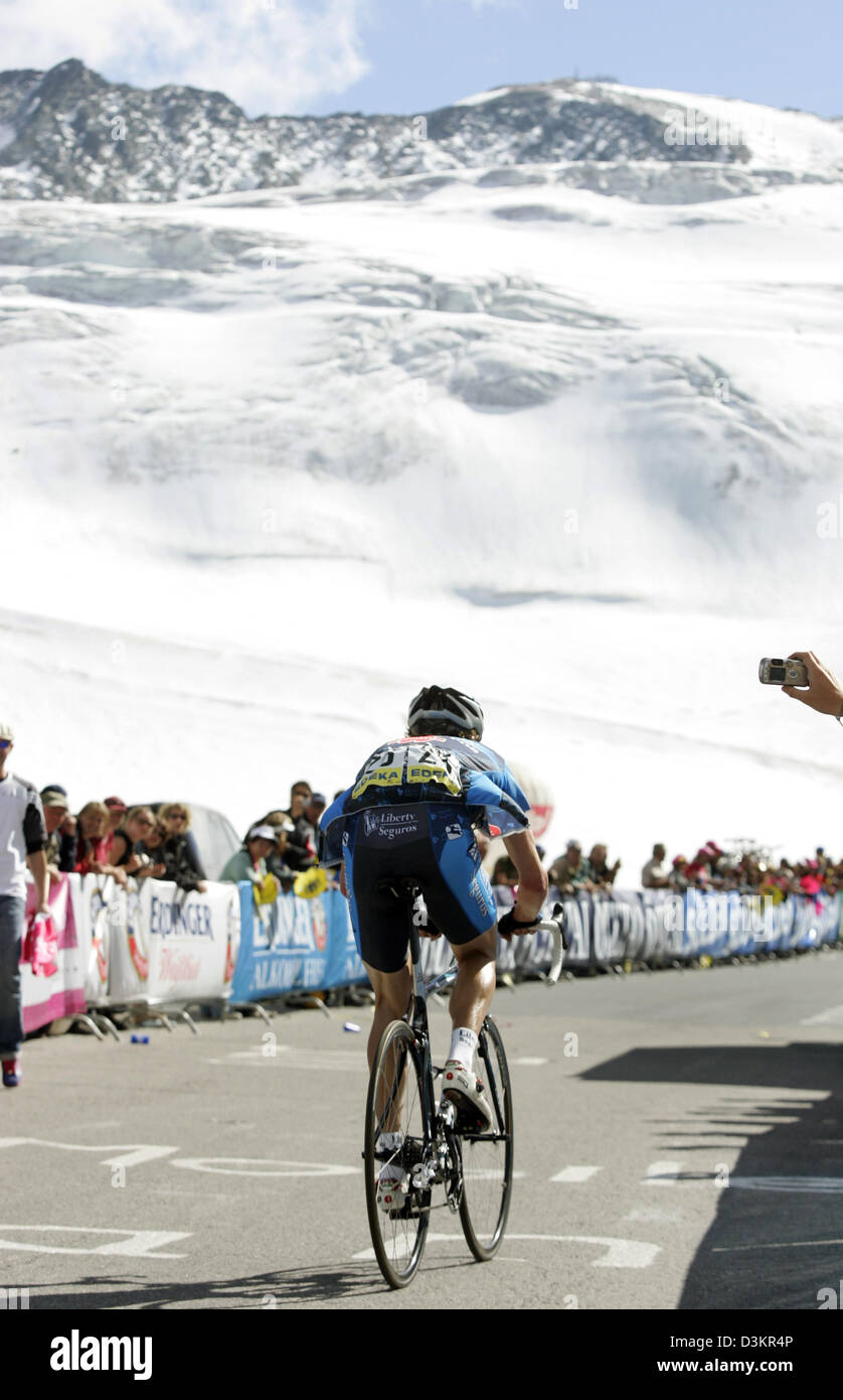 German pro cyclist Joerg Jaksche of Team Liberty Seguros-Wuerth reaches the 2,670 metres high Rettenbachferner glacier whicch is he finish of the fourth stage to the Germany Tour over 171.6 kilometres through Austria from Kuzfstein to Soelden near Soelden, Austria, Thursday 18 August 2005. US pro cyclist Levi Leipheimer of Team Gerolsteiner won the stage. The Germany Tour leads in  Stock Photo