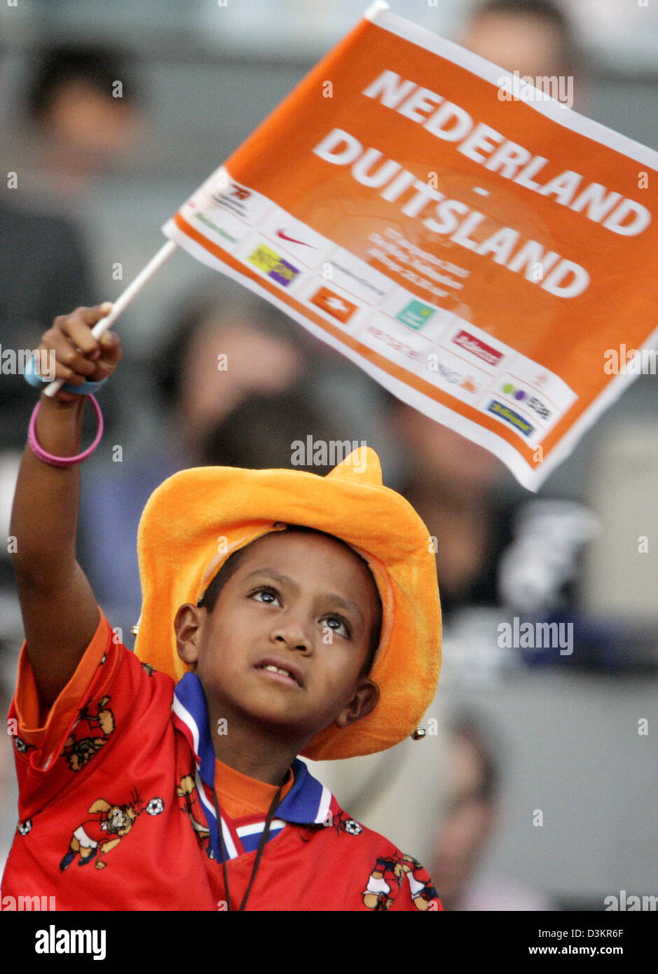 (dpa) - A young Dutch fans wave his flag and celebrates the 1-0 score ...
