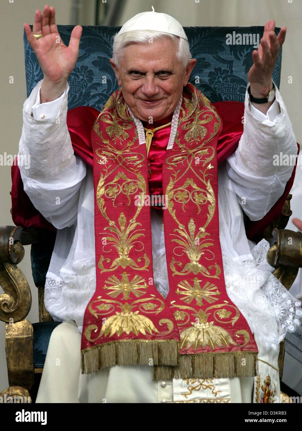 dpa) - Pope Benedict XVI blesses young priests as he holds a vesper at  their seminar during his second day of his visit at the World Youth Day in  Cologne, Germany 19