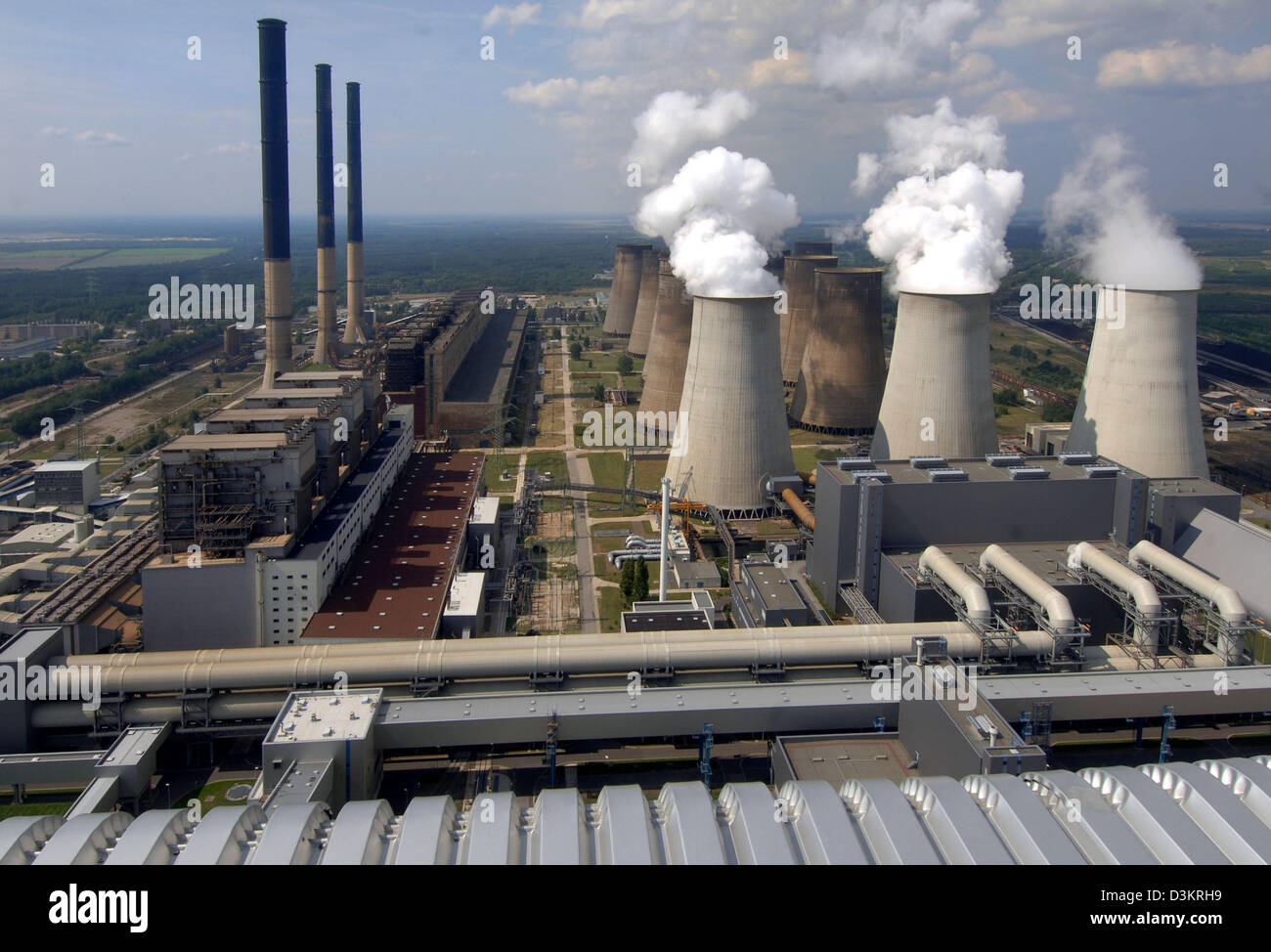 (dpa) Water vapour evaporates from the cooling towers of the two 500