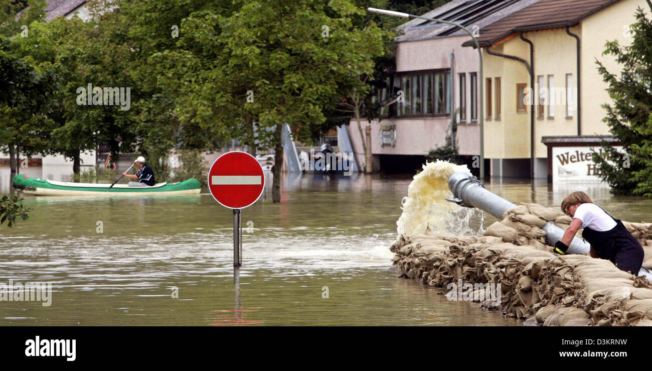 (dpa) - A inhabitant fares the waters of the Danube River that have flooded the village of Weltenburg near Regensburg, Germany, Thursday, 25 August 2005.  On the right a dam build by units of the firefighters and voluntaries from sacks filled with sand and gravel is pictured. Authorities declared red alert for the Kelheim region including the world famous Monastery Weltenburg. Phot Stock Photo