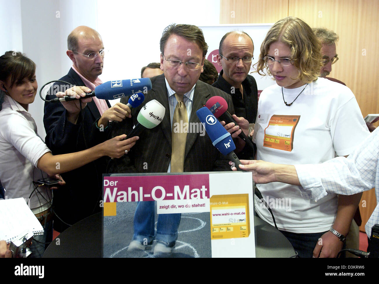 (dpa) -The Secretary General of the Socialdemocrats Klaus Uwe Benneter tests the 'Wahl-o-mat' surrounded by reporters in Berlin, Friday,  26 August 2005. The internet tool of the Federal Agency for Civic Education facilitates the comparison of different party programmes. Photo: Marcel Mettelsiefen Stock Photo