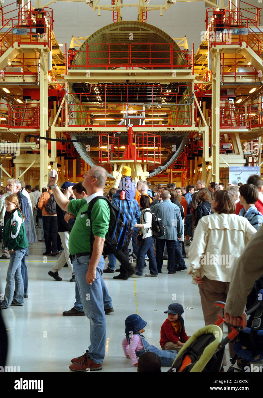 dpa) - Spectators visit the Airbus A380 construction hall during the 'Airbus  family day' in Hamburg, Germany, Saturday 27 August 2005. Organisers expect  over 100,000 visitors for the event taking place on