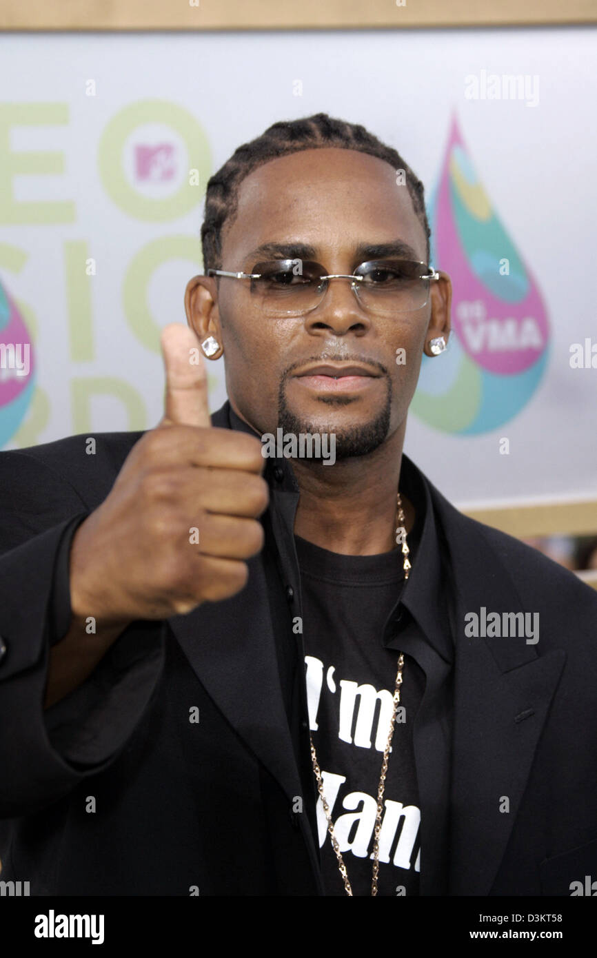 (dpa) - American singer R. Kelly shows thumbs up at the MTV Video Music ...