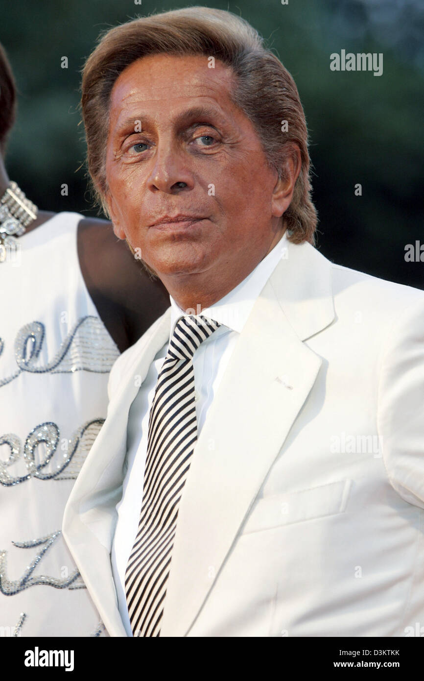 dpa) - fashion designer Valentino Garavani smiles at the film premiere of 'Casanova' at 62th Film Festival in Venice, Italy, 3 September 2005. Photo: Hubert Boesl Stock Photo - Alamy