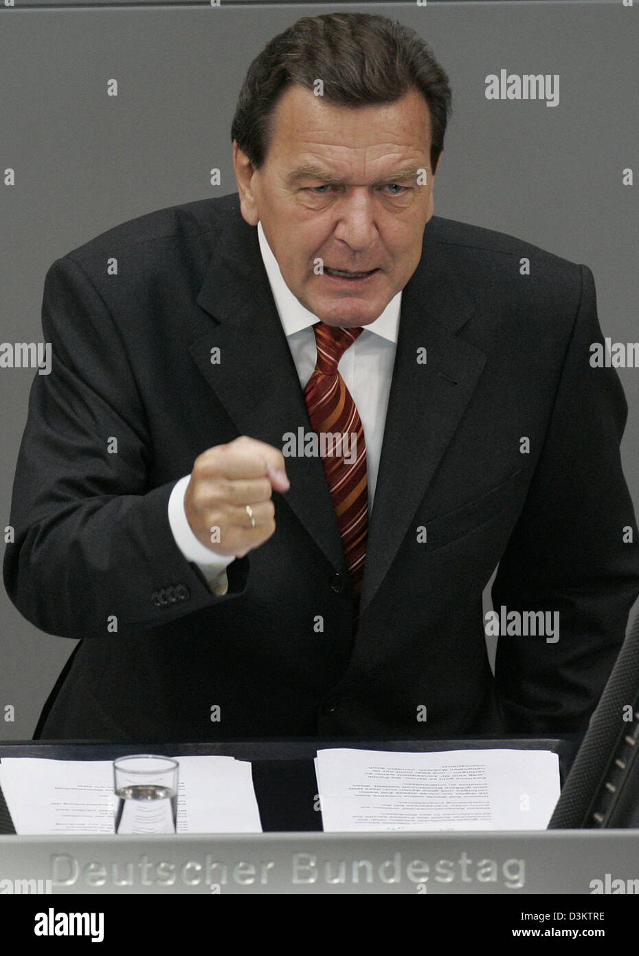 (dpa) - German Chancellor Gerhard Schroeder (C) talks to the Lower ...