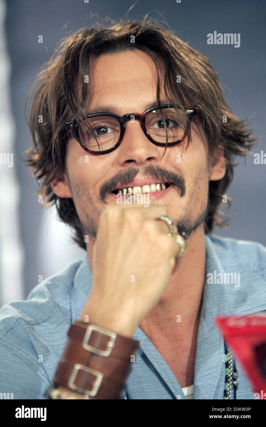 (dpa) - Actor Johnny Depp is pictured at the premiere of the film 'Tim Burton's Corpse Bride' at the 30th Film Festival in Toronto, Saturday, 10 September 2005. Depp shows his gold teeth that he is currently wearing for the shooting of the sequel to 'Pirates Of The Carribean',  Photo: Hubert Boesl Stock Photo