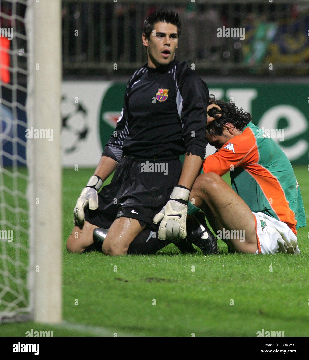 (dpa) -The picture shows goalkeeper of Spanish soccer club FC Barcelona Victor Valdes (L) and forward Nelson Valdez of German Bundesliga club Werder Bremen after missing a goal during the UEFA Champions League SV Werder Bremen vs FC Barcelona at the Weser stadium in Bremen, Germany, Wednesday 14 September 2005. Werder Bremen intended to kick off the Champions League against the Spa Stock Photo
