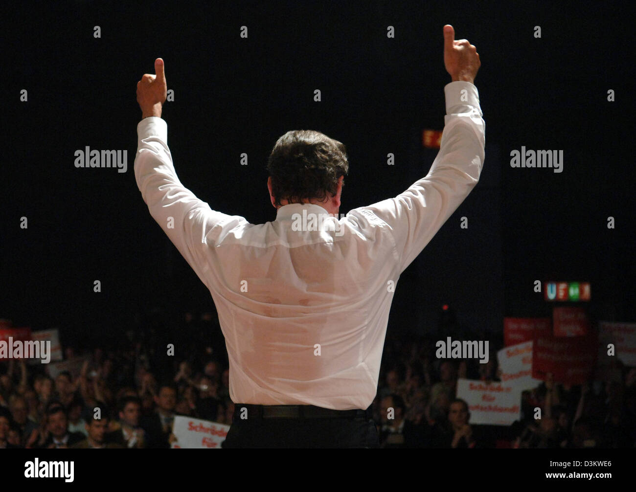 (dpa) - German Chancellor Gerhard Schroeder (SPD) strikes a pose during an election campaign rally in Hamburg, Germany, 14 September 2005. Proir to that, Schroeder held a speech with the motto 'Vertrauen in Deutschland' (Trust in Germany) in front of the party's sympathisers. Germany's general elections will be held on Sunday 18 September 2005. Photo: Kay Nietfeld Stock Photo