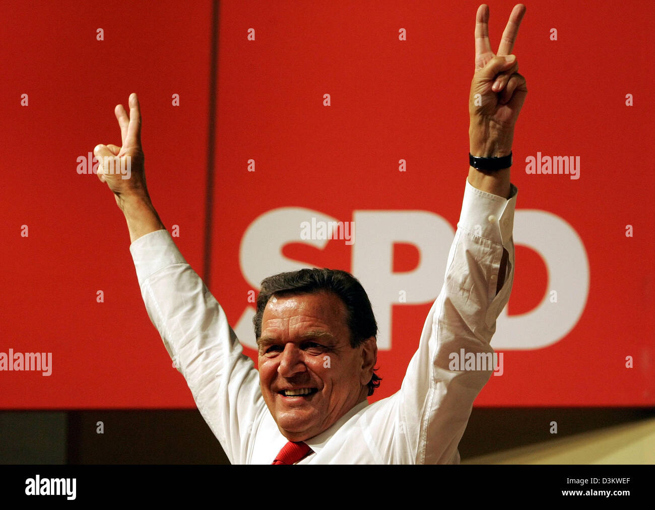 (dpa) - German Chancellor Gerhard Schroeder (SPD) waves to the crowd prior to his speech at an election campaign rally in Hamburg, Germany, 14 September 2005. Germany's elections will be held on September 18, one year ahead of schedule, after the country's highest court ruled the early vote engineered by Schroeder legal. Photo: Michael Dalder Stock Photo