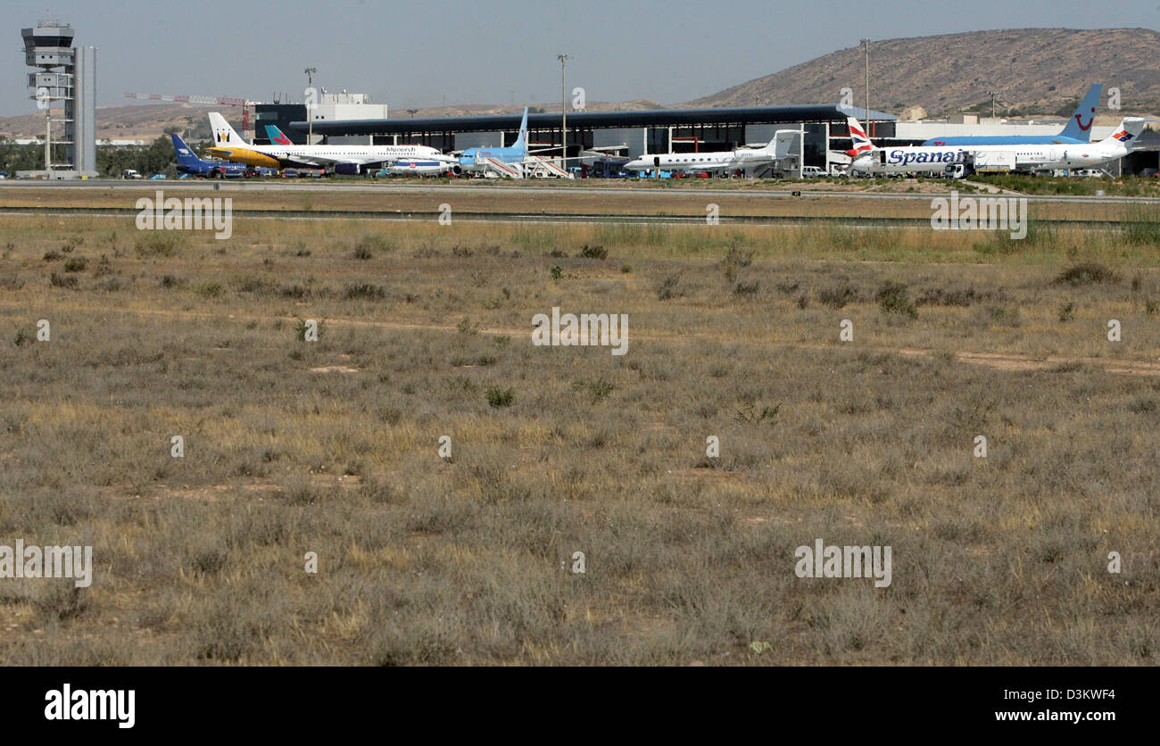 (dpa file) - The picture shows the airport in Alicante, Spain, 12 July 2005. In 2004 8,57,281 passengers used the aiport, that was openend in 1967. Almost 7 million passengers have been international travellers mostly from Germany, the United Kingdom and The Netherlands. Photo: Alexander Ruesche Stock Photo