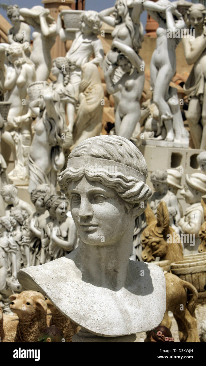 Human interest hum tourism_and_leisure statues bust spain hires stock