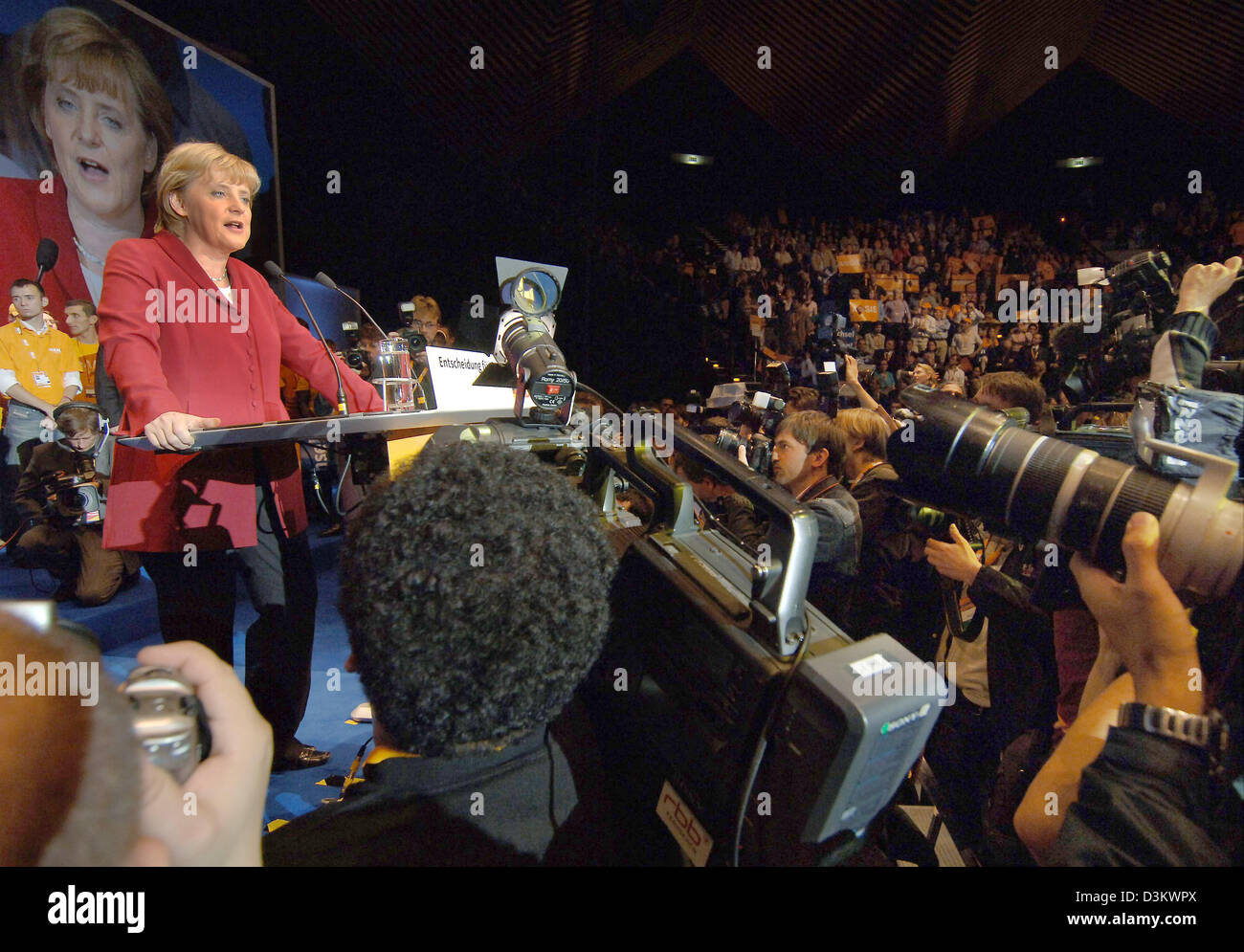 (dpa) - Angela Merkel, top candidate for the German chancellorship of the Christian Democratic Union (CDU), speaks to supporters as she is being surrounded by cameramen and photographers during the campaign rally of the CDU in Berlin, Germany, 16 September 2005. The CDU is entering the final stage of the election campaign for the general election of the German Bundestag parliament Stock Photo