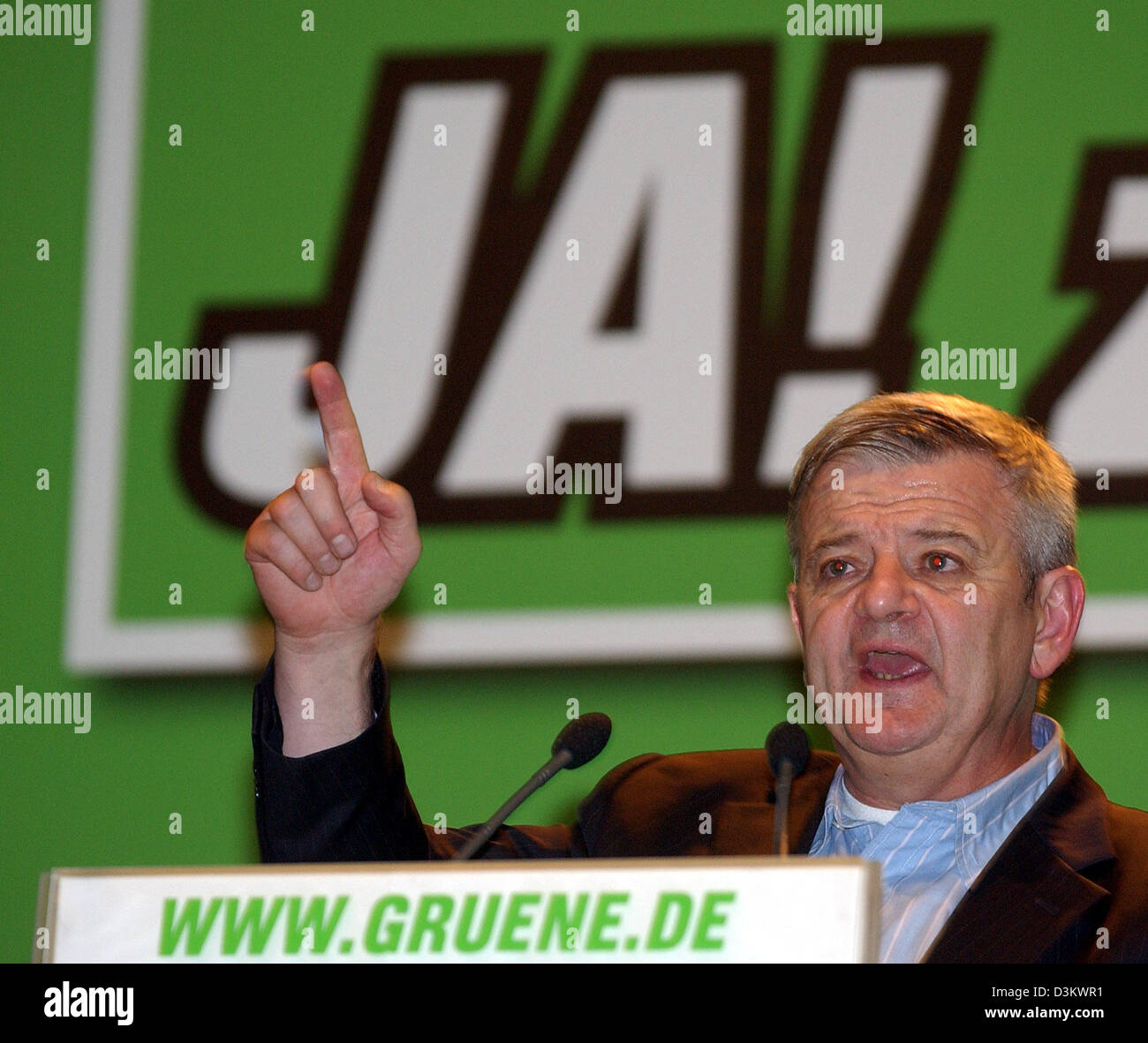 (dpa) - German Foreign Minister Joschka Fischer raises his finger as he speaks during an election campaign rally of the Green Party in Berlin, 16 September 2005. Around 62 million voters were called upon to cast their vote at the general election for the German Bundestag parliament which will take place on Sunday, 18 September 2005. Photo: Stephanie Pilick Stock Photo