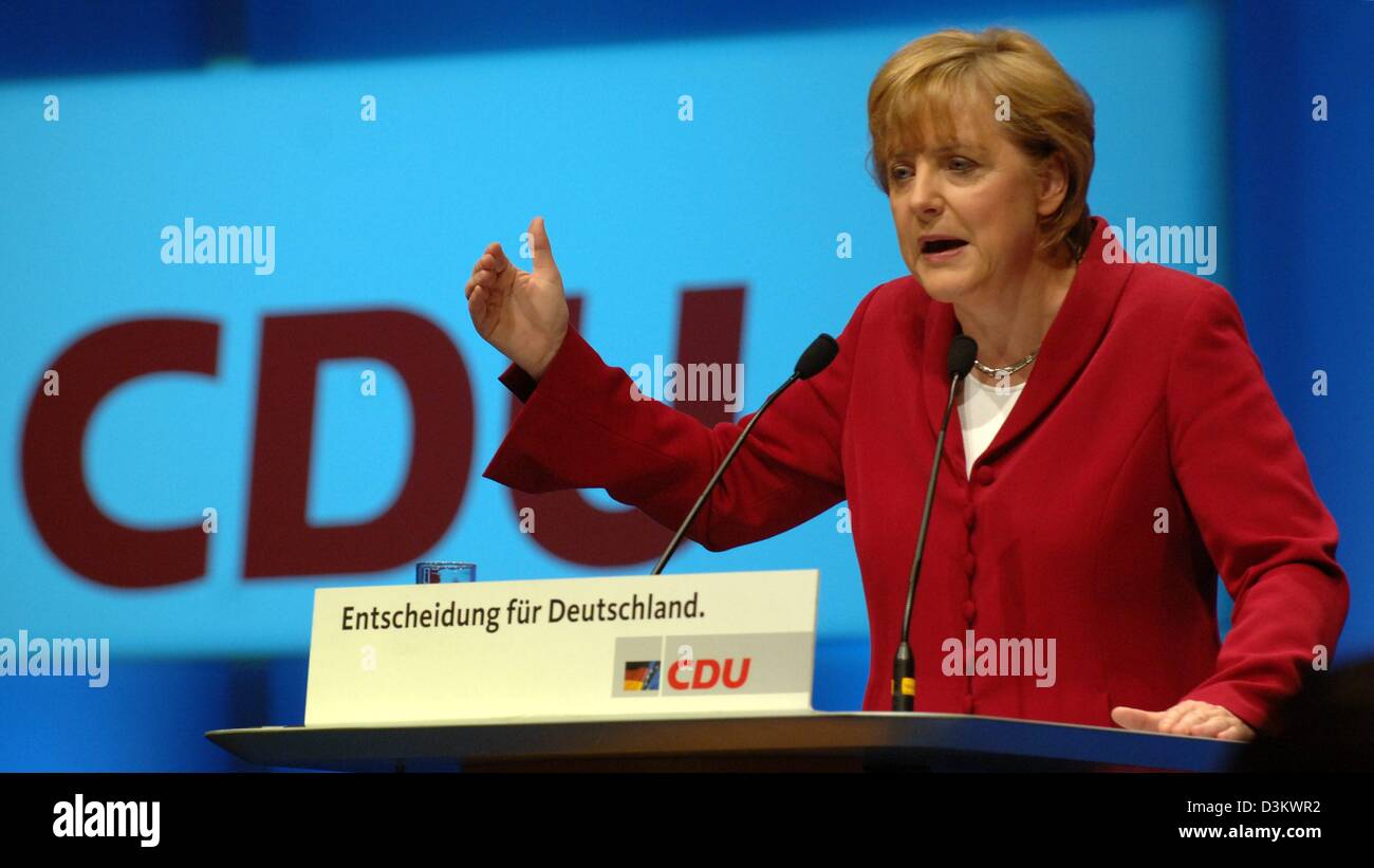 (dpa) - Angela Merkel, top candidate for the German chancellorship of the Christian Democratic Union (CDU), speaks to her supporters during a campaign rally of the CDU in Berlin, Friday, 16 September 2005. The CDU is entering the final stage of the election campaign for the general election of the German Bundestag parliament on Sunday, 18 September 2005. Photo: Tim Brakemeier Stock Photo