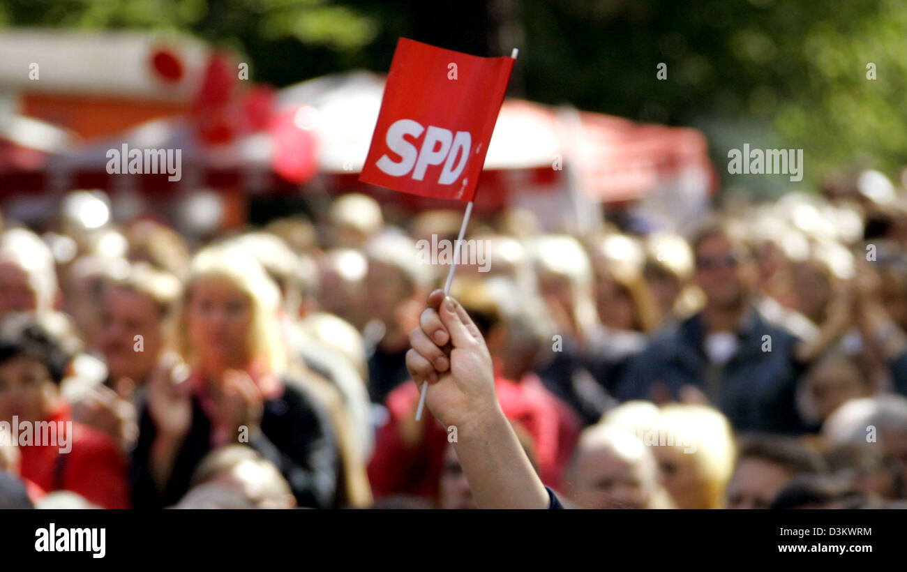 (dpa) - Supporters of German Chancellor Gerhard Schroeder cheer and wave flags during an election campaign rally  of the Social Democratic Party (SPD) in Recklinghausen, Germany, Saturday, 17 September 2005. Schroeder and his rival Angela Merkel of the CDU launched a final drive on election eve on Saturday to win over up to 10 million undecided voters - estimated to be the highest  Stock Photo