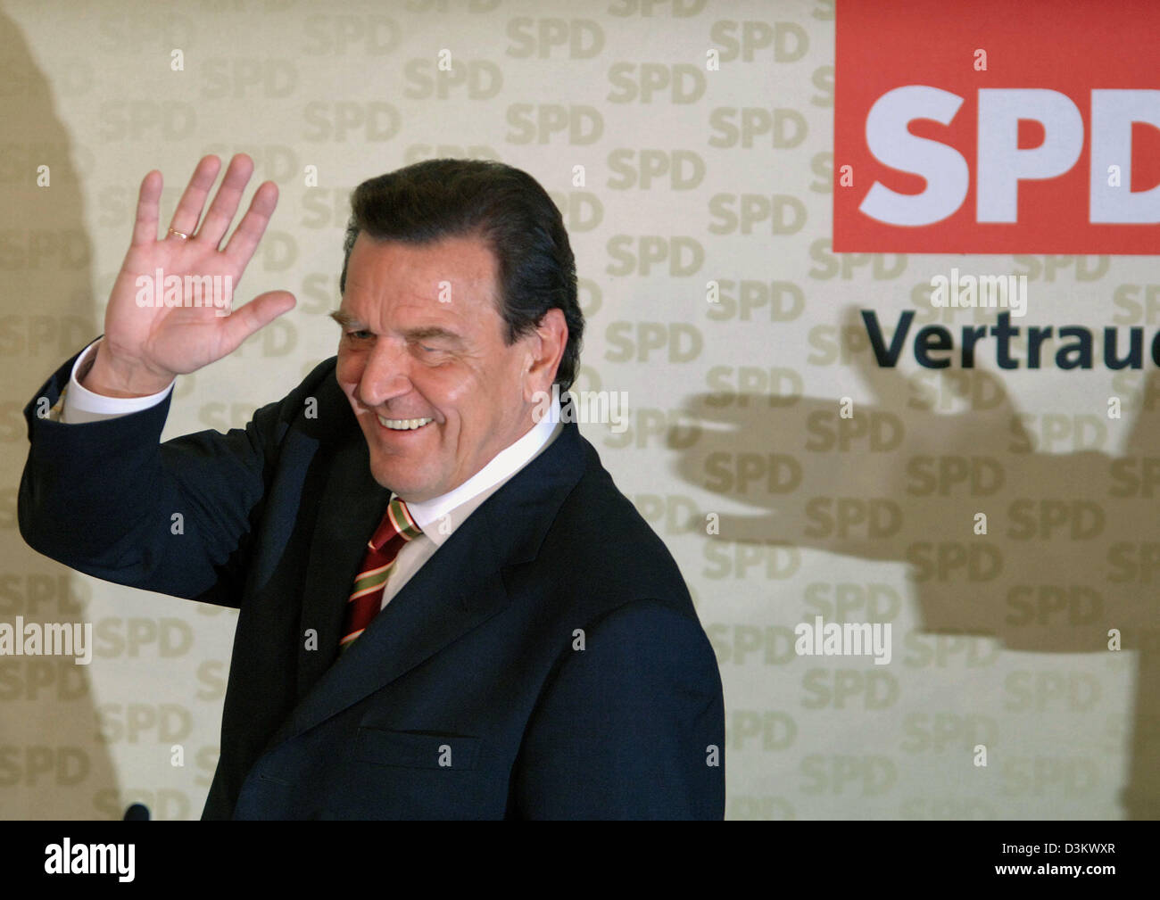 (dpa) - German Chancellor Gerhard Schroeder waves as he stands on stage during the election party at the SPD headquarter in Berlin, Sunday, 18 September 2005. Around 62 million Germans were called on to vote in the early German Bundestag election. Stock Photo
