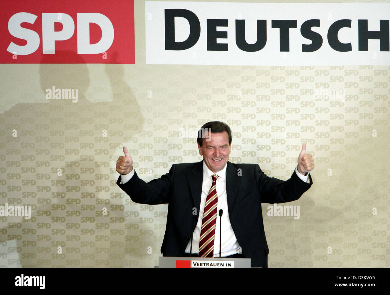 (dpa) - German Chancellor Gerhard Schroeder cheers, smiles and gives two thumbs up as he stands on stage during the election party at the SPD  headquarter in Berlin, Sunday, 18 September 2005. The conservative Union of CDU and CSU has only marginaly won the 2005 Bundestag election, according to the latest tv exit polls. There is no majority for a coalition between CDU/CSU and FDP o Stock Photo
