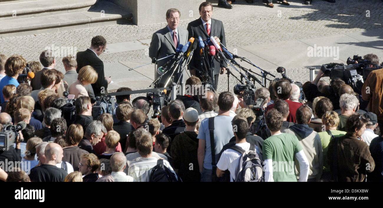 (dpa) A crowd of journalists group around German Chancellor Gerhard Schroeder and Franz