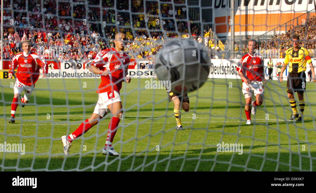 (dpa) - FSV Mainz 05 striker Mohamed Zidan scores from the penalty point against Bundesliga rival Borussia Dortmund at the Bruchweg stadium in Mainz, Germany, 24 September 2005. The match ended in an 1-1 tie. Photo: Arne Dedert Stock Photo