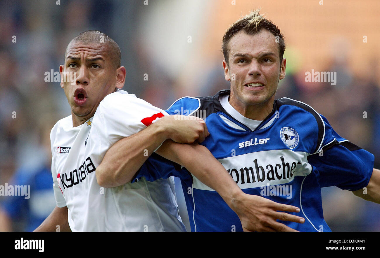 (dpa) - Arminia Bielefeld's Heiko Westermann (R) fights for the ball with Borussia Moenchengladbach's Kahe during the Bundesliga match at the Schueco Arena stadium in Bielefeld, Germany, 24 September 2005. Photo: Felix Heyder Stock Photo