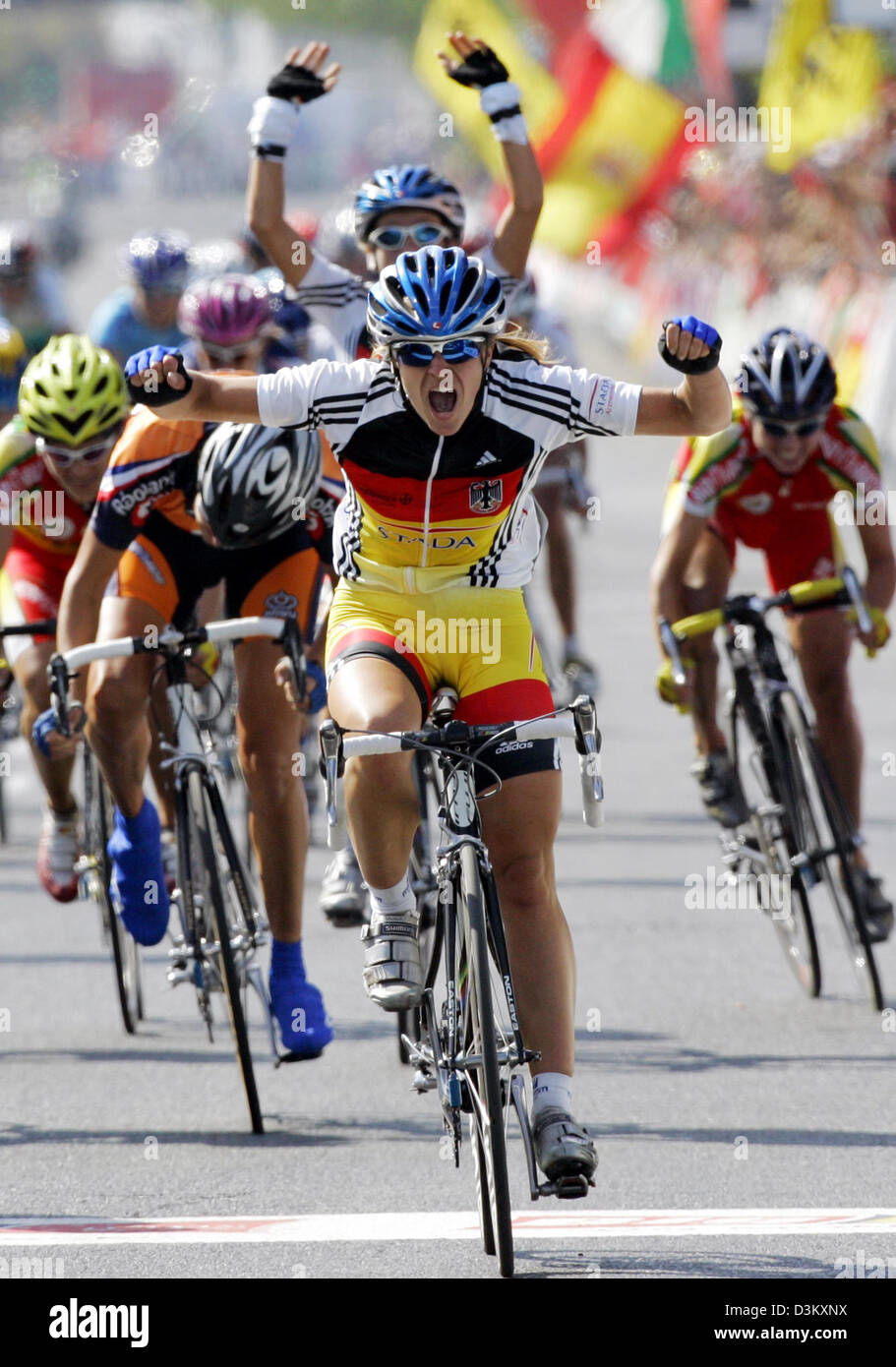 Germany's cycling pro Regina Schleicher (C) outsprints Britain's