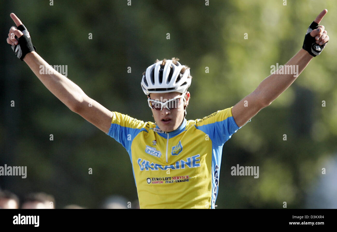 (dpa) - Ucranian cyclist Dmitri Grabowski strikes a pose after winning ...
