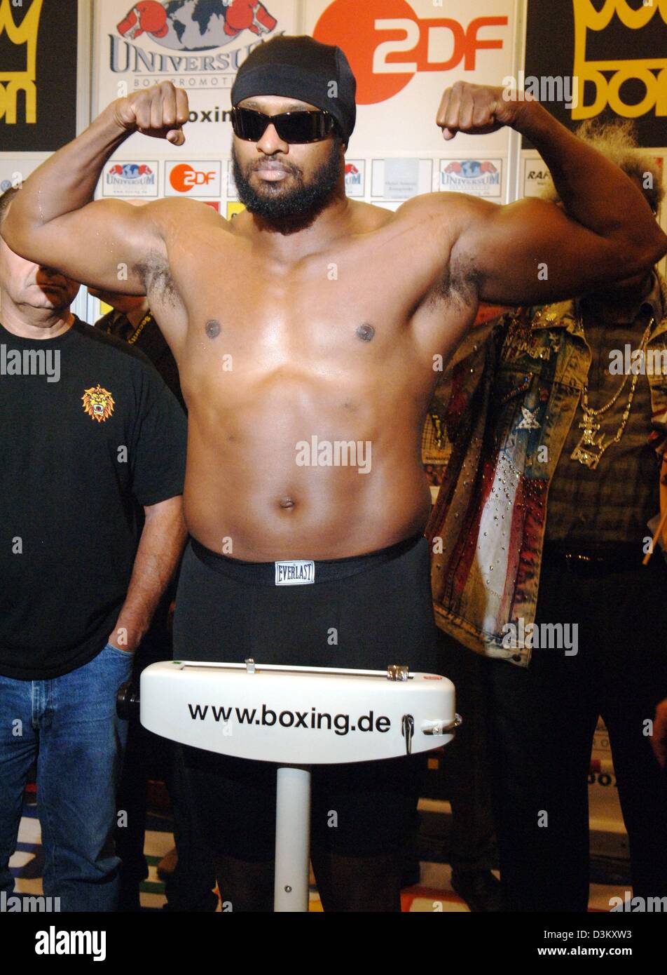 (dpa) -  US boxing pro Lamon Brewster, WBO world champion title holder in heavyweight boxing, poses on the scale during the public weighing in Hamburg, Germany, Tuesday, 27 September 2005. Lamon Brewster is going to fight his challenger Luan Krasniqi in the WBO title bout in heavyweight boxing on Wednesday, 28 September 2005, in honour of the 100th birthday of the late German boxin Stock Photo