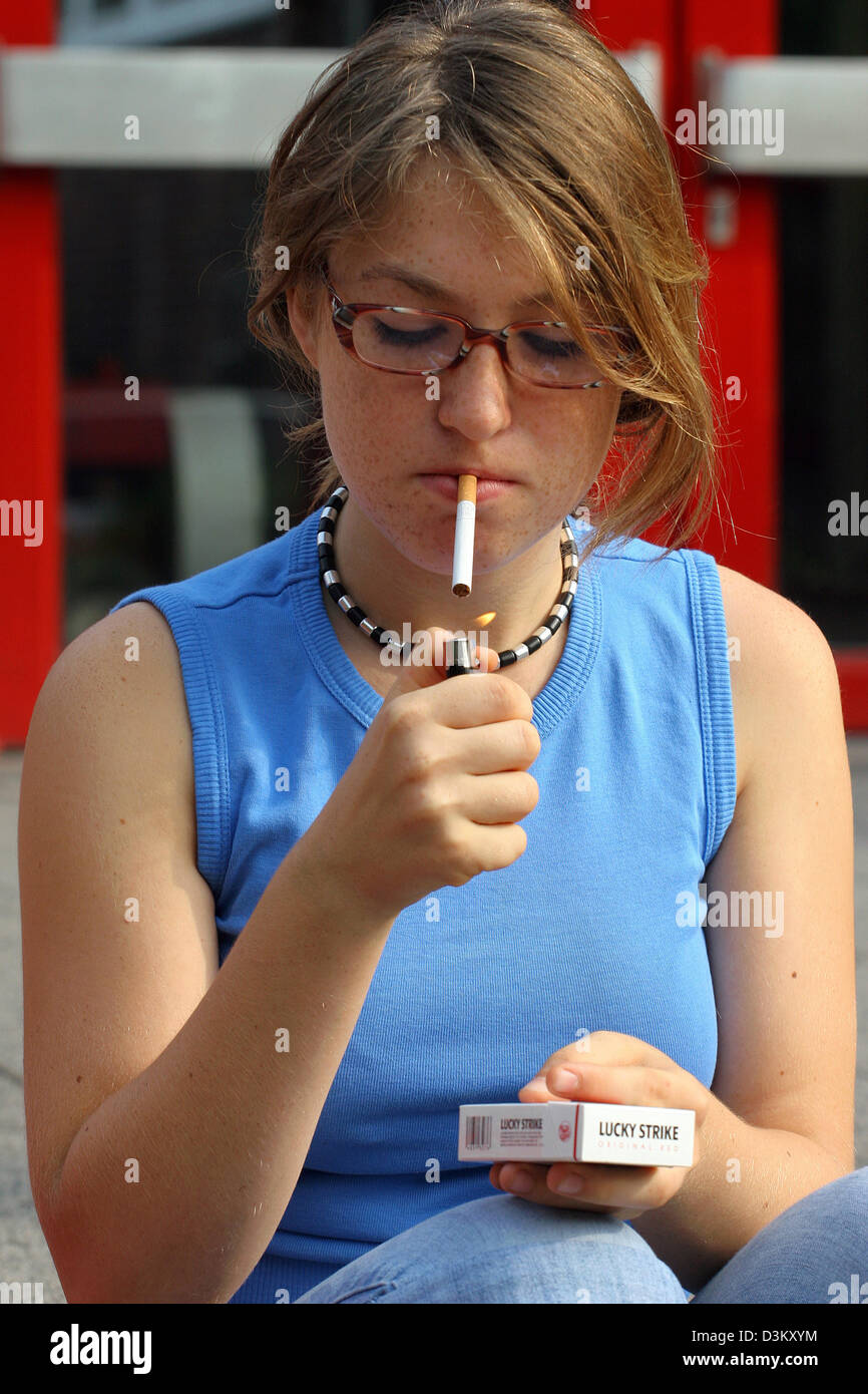 Amateur Smoking Girls