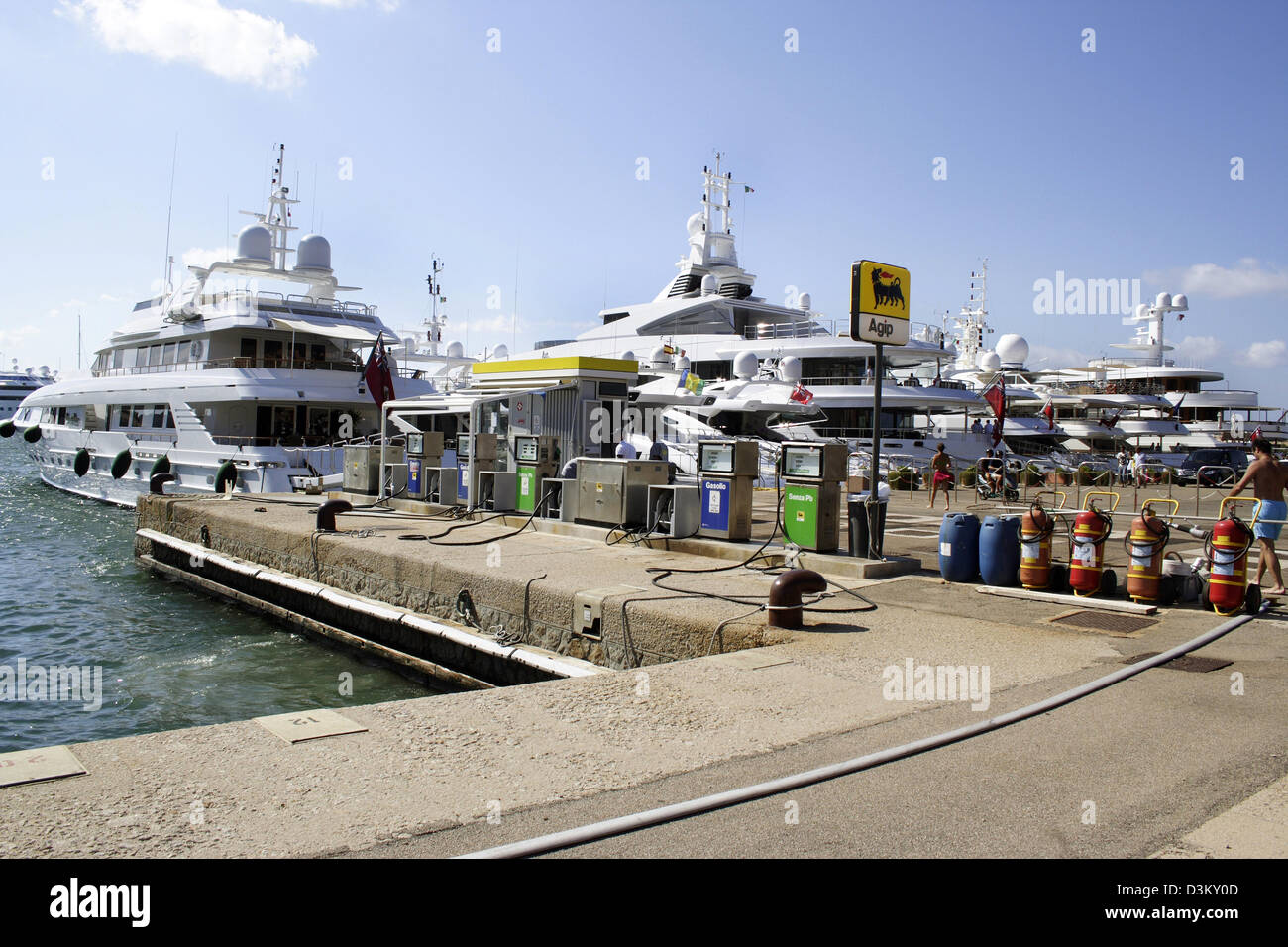 (dpa) - Yachts dock at a pier of Italian oil company 'Agib', which also serves as a petrol station for boats in the harbour of Porto Cervo, Sardinia, Italy, 03 August 2005. Photo: Lars Halbauer Stock Photo