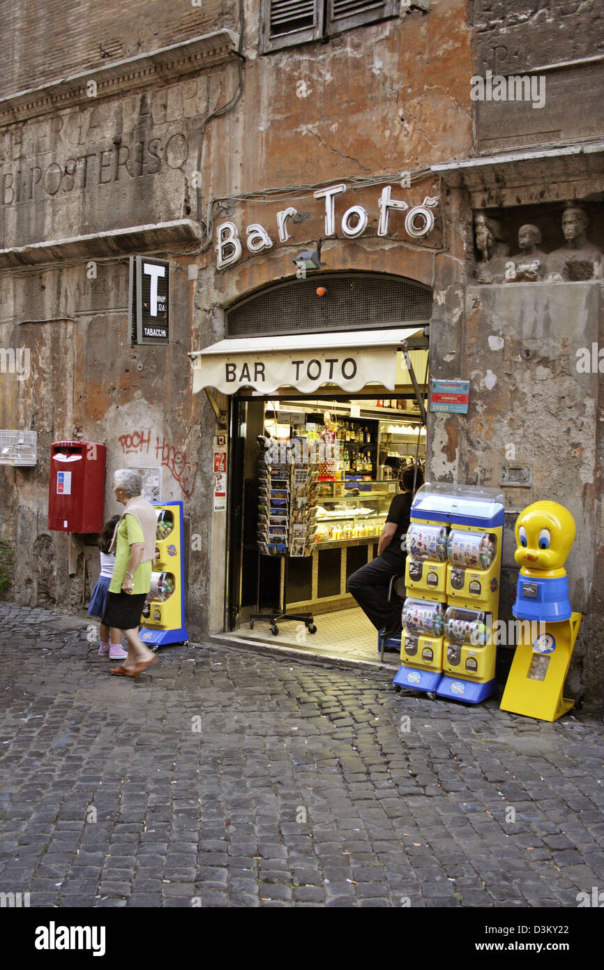 (dpa) - The picture shows a bar at the jewish quarter in Rome, Italy ...