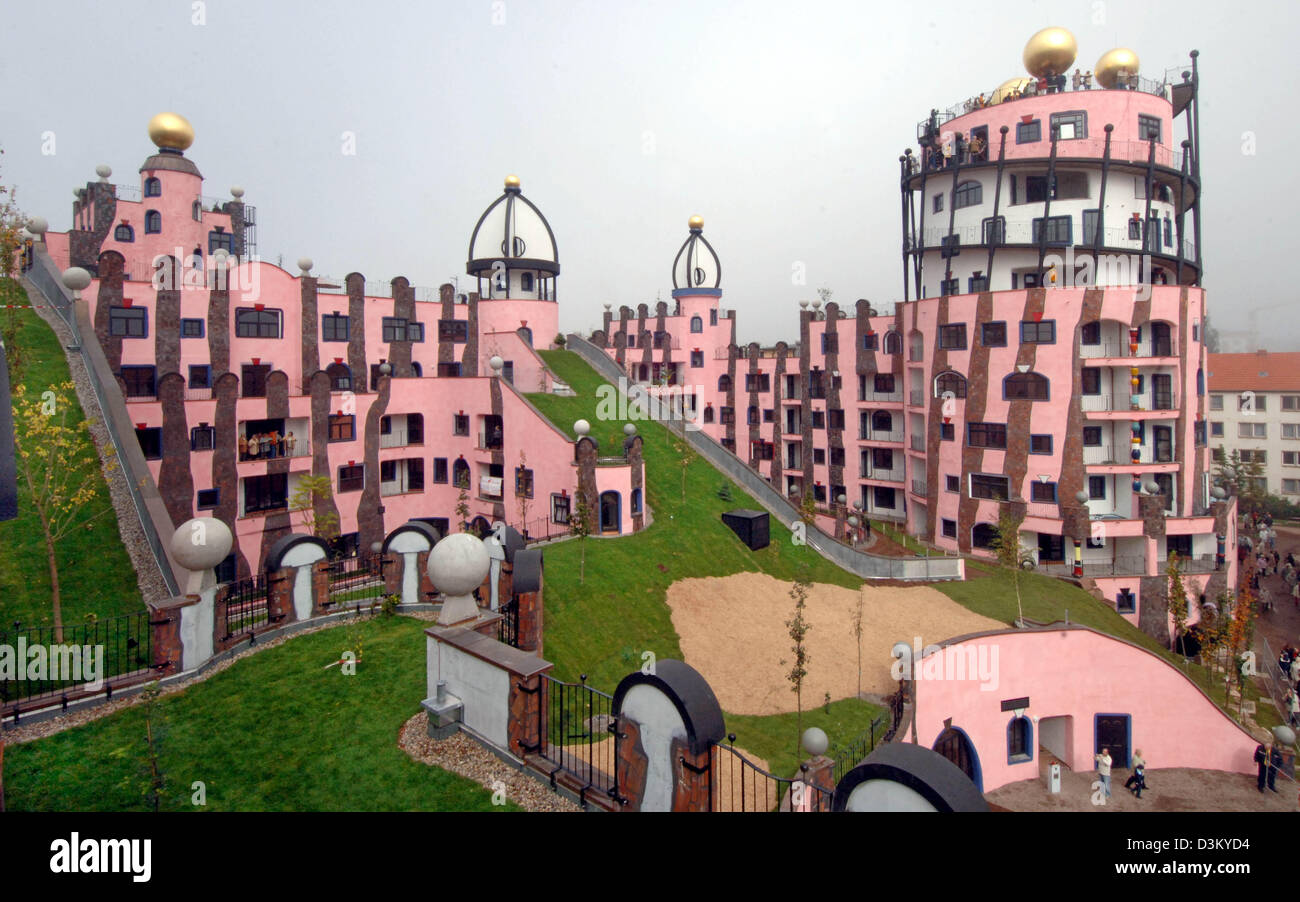 (dpa) - The picture shows the recently completed Hundertwasser house in Magdeburg, Germany, Monday 03 October 2005. It is the last project of the Austrian artist and architect Friedensreich Hundertwasser (1928-2000). The pink building was inaugurated during a festivity themed 'Living and Dwelling in Magdeburg' (Leben und Wohnen in Magdeburg). The building of roundly 27 million euro Stock Photo