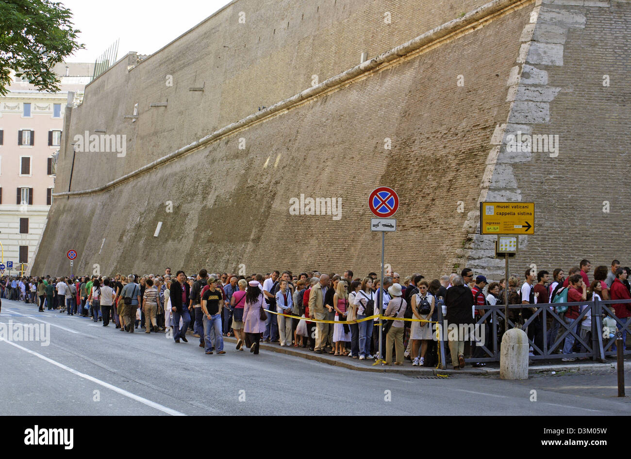 Queue To The Vatican Museums High Resolution Stock Photography and ...