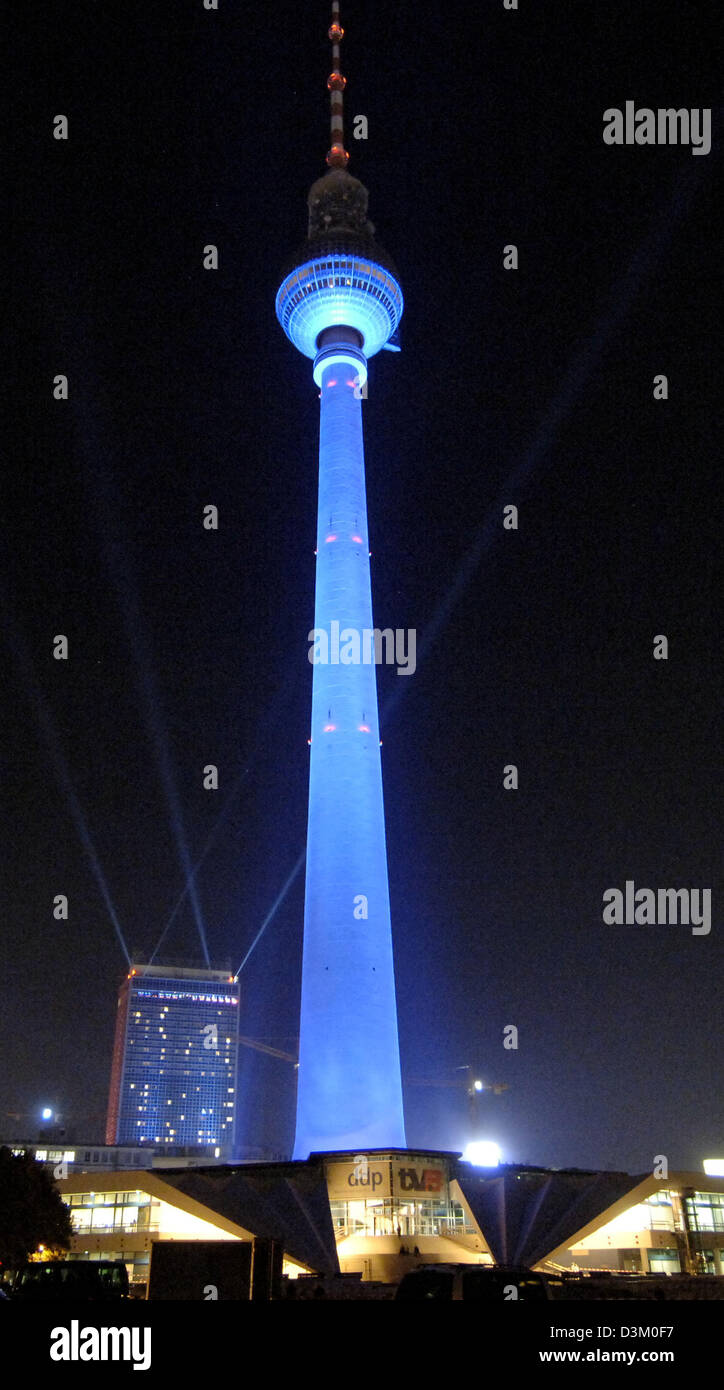 (dpa) - The picture shows the television tower in blue lighting in Berlin, Germany, 13 October 2005. During the 1st Festival of Lights, roundly 40 prominent buildings and sites are artistically illuminated until 19 October 2005. Photo: Bernd Settnik  keywords: Arts-Culture-Entertainment, ACE, Culture, Architecture, Arts, television tower, illumination, blue, GERMANY:DEU, exterior,  Stock Photo