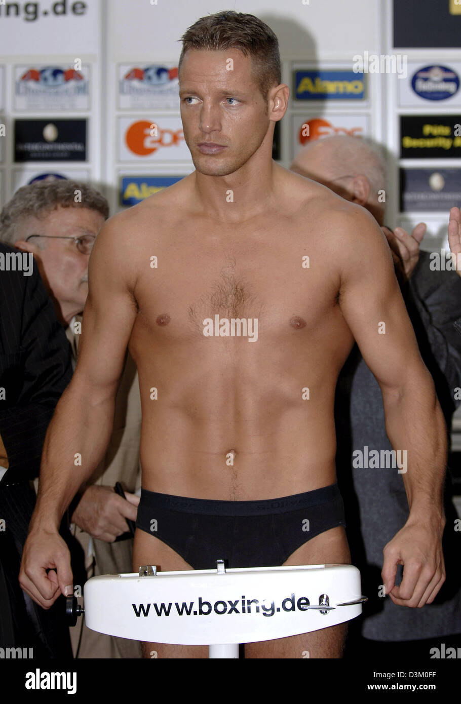 (dpa) - Cruiser weight boxer Thomas Ulrich stands on the scale during the official weighing in Duesseldorf, Germany, Friday, 14 August 2005. Ulrich prepared to fight his opponent Polish boxing pro Tomasz Adamek for the WBC world champion title bout in cruiser weight boxing, which is going to take place on Saturday, 15 October 2005. Photo: Achim Scheidemann Stock Photo