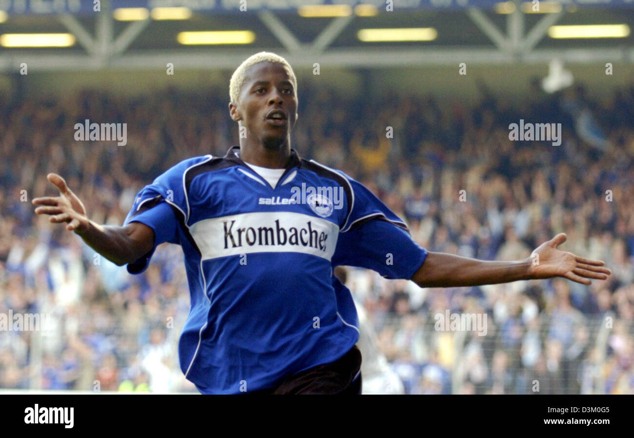 (dpa) - Sibusiso Zuma of Bielefeld cheers after he scored the 3-0 during the Bundesliga match Arminia Bielefeld vs Hertha BSC Berlin in the SchuecoArena stadium in Bielefeld, Germany, Saturday 15 October 2005. Photo: Franz-Peter Tschauner (Attention: New blocking period! The DFL has prohibited the publication and further utilisation of the pictures during the game including half-ti Stock Photo