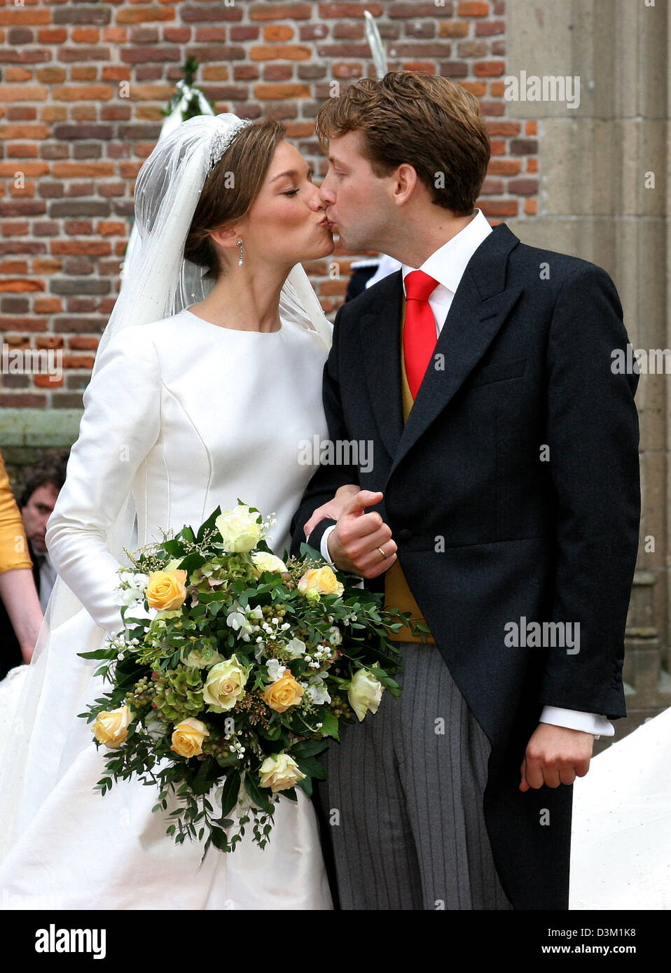 dpa) - Aimee Sohngen (L) and Prince Floris kiss each other after their  wedding ceremony in Naarden, the Netherlands, Saturday 22 October 2005.  Floris is the youngest son of Princess Margriet, sister, image size:958x1390