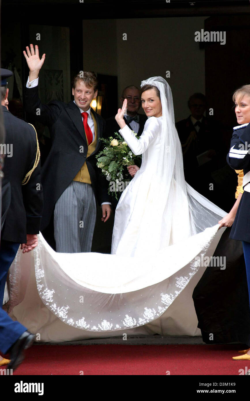 dpa) - Aimee Sohngen (R) and Prince Floris arrive at the church before  their wedding ceremony in Naarden, the Netherlands, Saturday, 22 October,  2005. Floris is the youngest son of Princess Margriet,, image size:867x1390