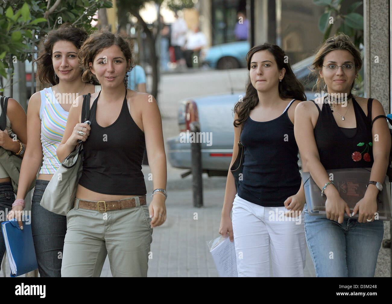 dpa-lebanese-students-walk-by-at-the-christian-quarter-gemmayzeh-in-D3M248.jpg