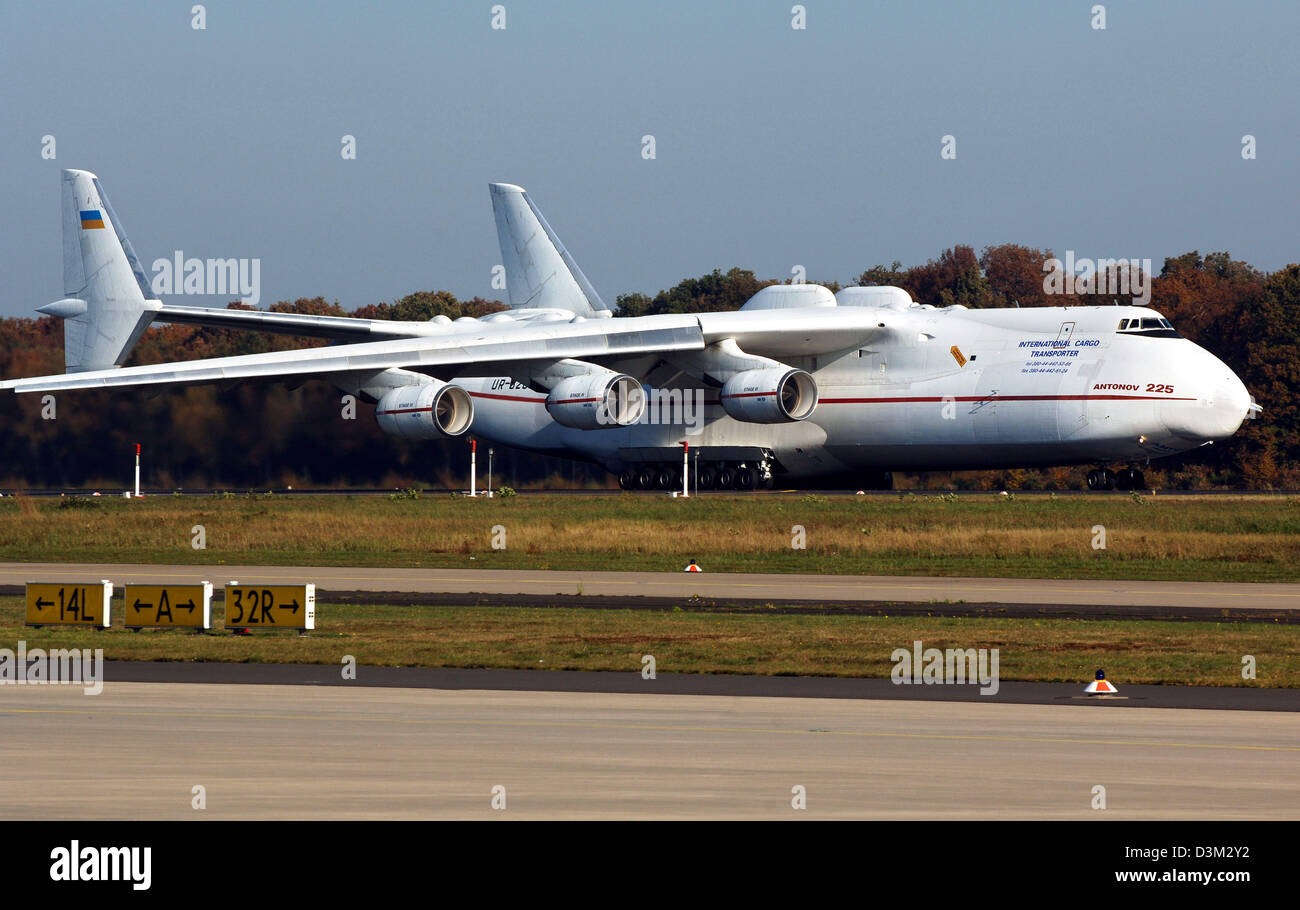 (dpa) - The cargo plane  Antonov 225 takes off from the airport in Vologne, Germany, Friday, 28 October 2005. Photo: Oliver Berg Stock Photo