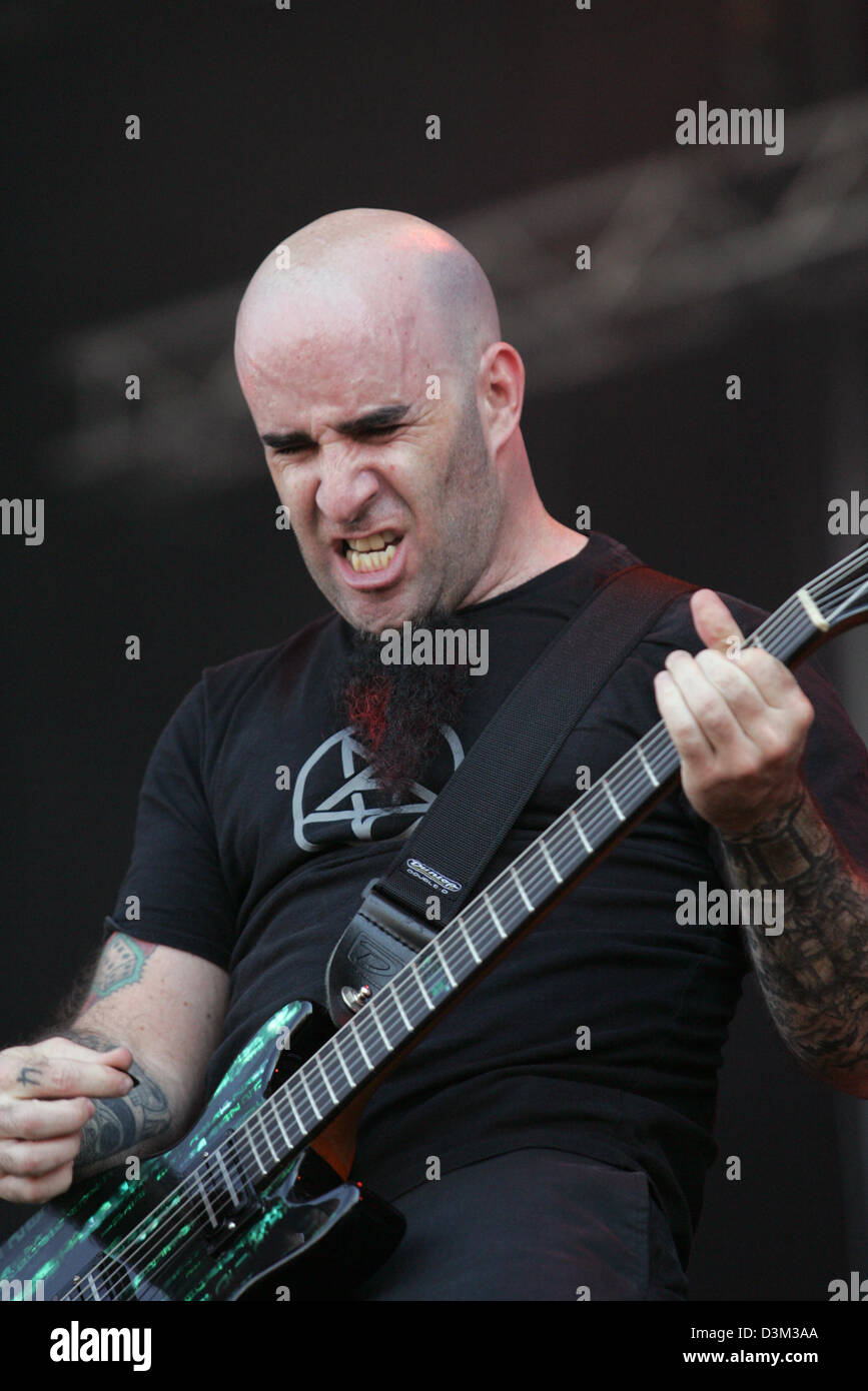 (dpa files) - Scott Ian Rosenfeld, guitarist of the US heavy metal band Anthrax, plays his guitar on stage during a concert of the band at the open-air music festival in Wacken, Germany, 07 August 2004. Stock Photo