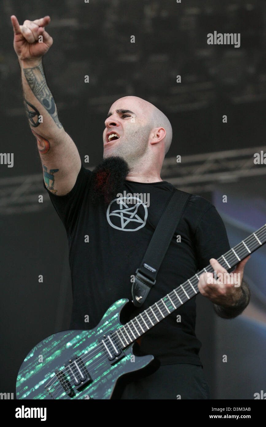 (dpa files) - Scott Ian Rosenfeld, guitarist of the US heavy metal band Anthrax, gestures as he plays his guitar on stage during a concert of the band at the open-air music festival in Wacken, Germany, 07 August 2004. Stock Photo