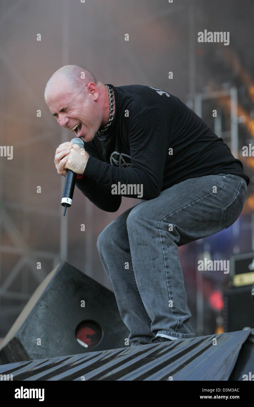 (dpa files) - John Bush, lead singer of the US heavy metal band Anthrax, performs on stage  during a concert of the band at the open-air music festival in Wacken, Germany, 07 August 2004. Photo: Friso Gentsch Stock Photo