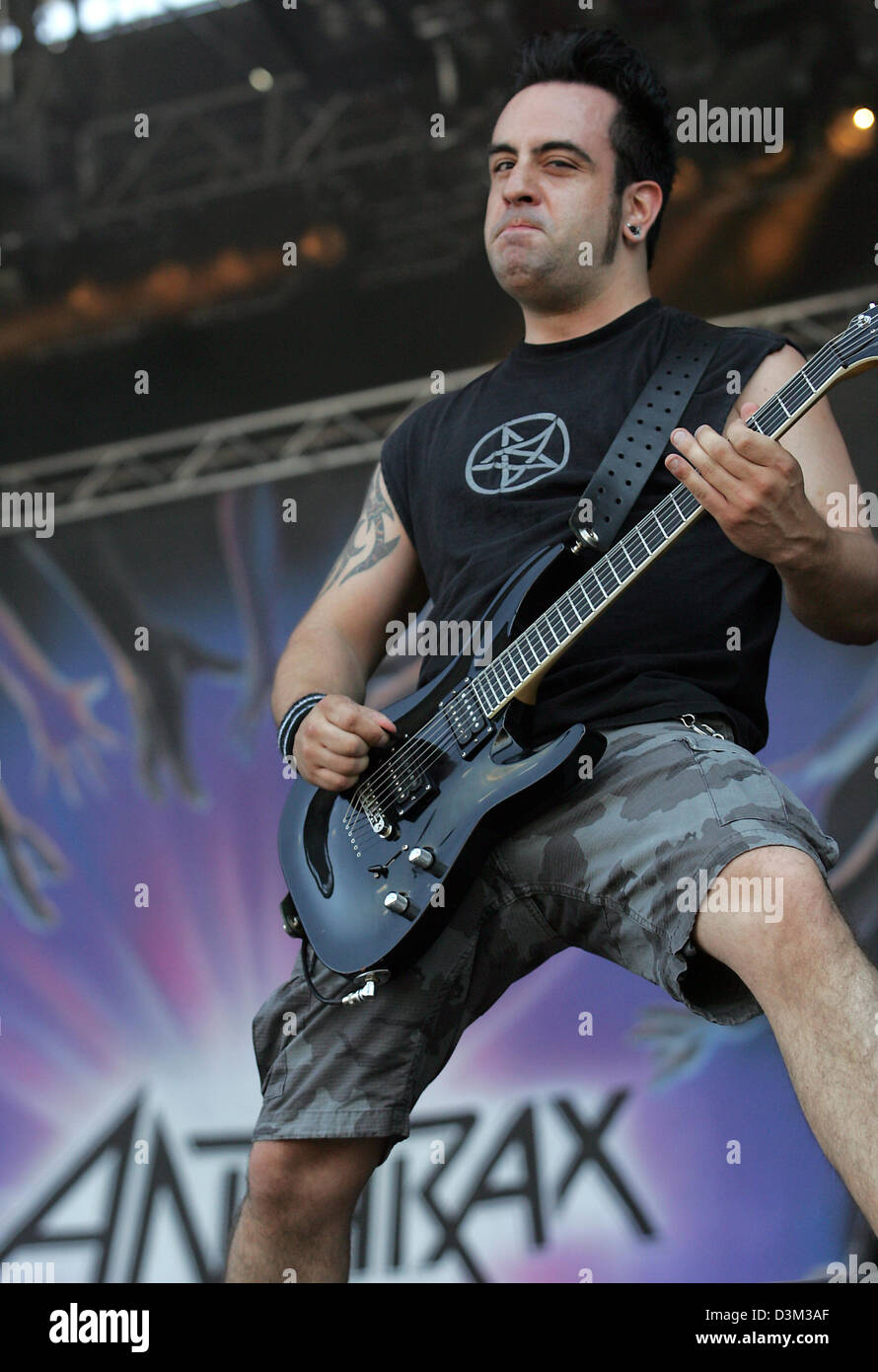 (dpa files) - Rob Caggiano, guitarist of the US heavy metal band Anthrax, plays his guitar in stage during a concert of the band at the open-air music festival in Wacken, Germany, 07 August 2004. Photo: Friso Gentsch Stock Photo