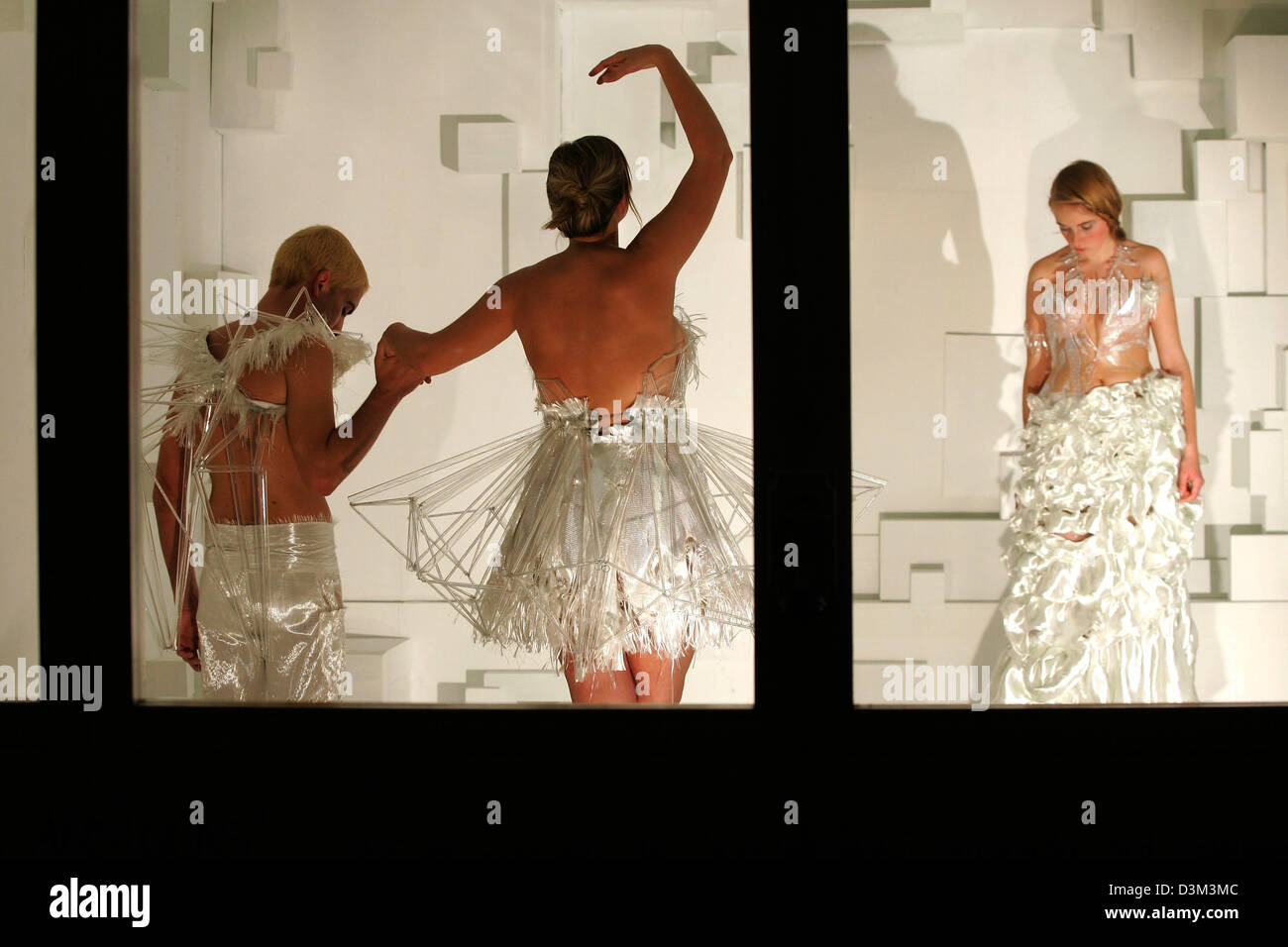 (dpa) Mannequins present clothes made out of glas 'La Vitreuse