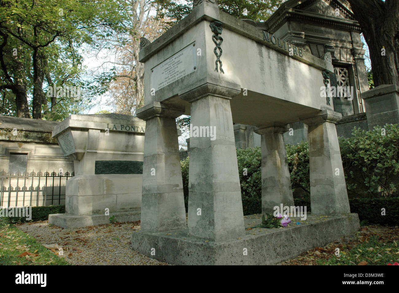 (dpa) - The picture shows the graves of French dramatist and actor Moliere (Jean-Baptiste Poquelin, born 14 January 1622 in Paris; died 17 February 1673 in Paris) and French author Jean de La Fontain (born 8 July 1621 in Chateau-Thierry; died 13 april 1695 in Paris) at the graveyard Pere Lachaise in Paris, France, 9 October 2005. Photo: Helmut Heuse Stock Photo