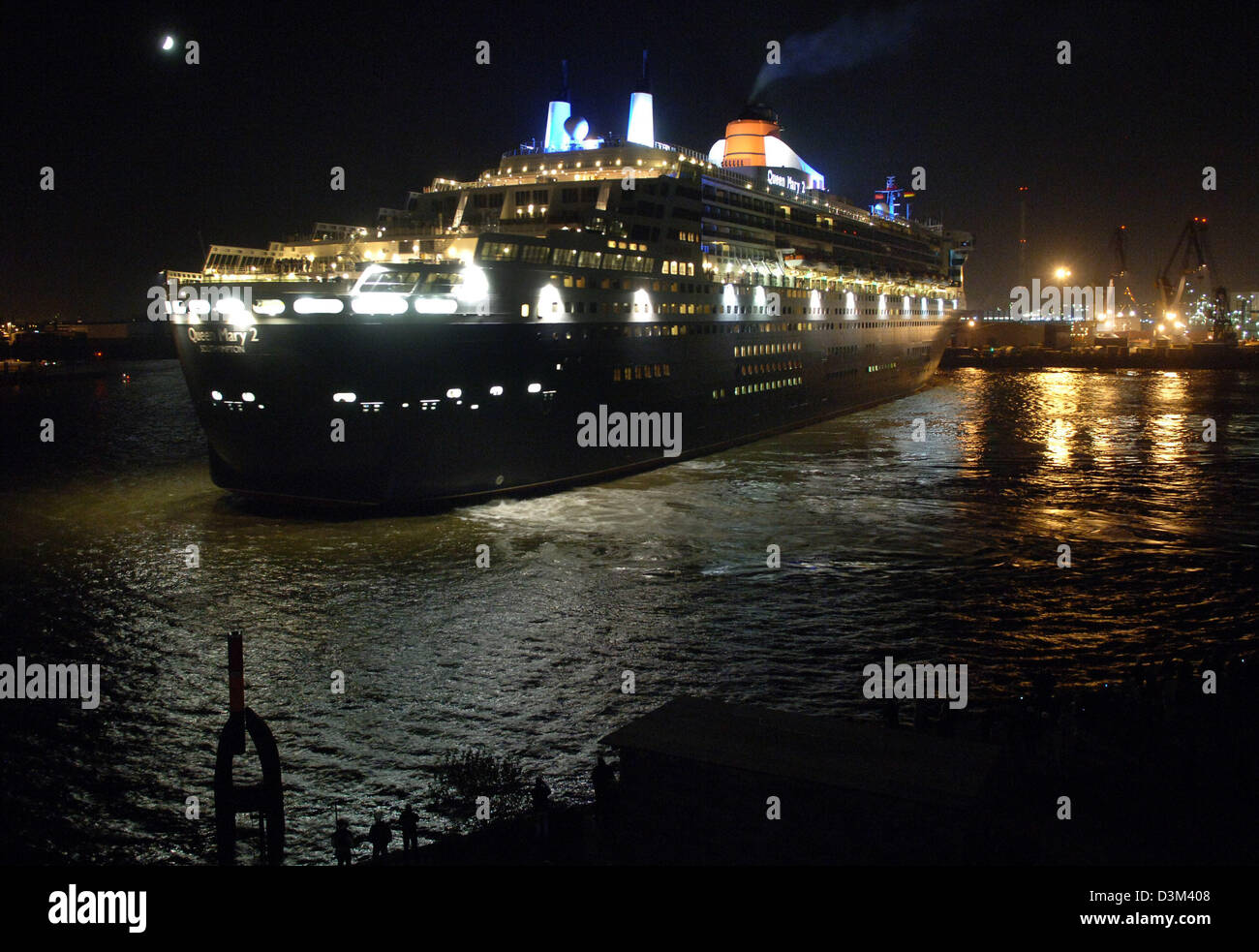 (dpa) - The world's largest luxury passenger cruise liner 'Queen Mary 2' of British Cunard line arrives at the harbour in Hamburg, Germany, Tuesday evening 08 November 2005. The vessel, which was built in 2003, arrived for a eleven-day stay at the Blohm und Voss shipyard for a routine check up. Cunard-Line stated that apart from regular maintenance work and improvements in the hote Stock Photo